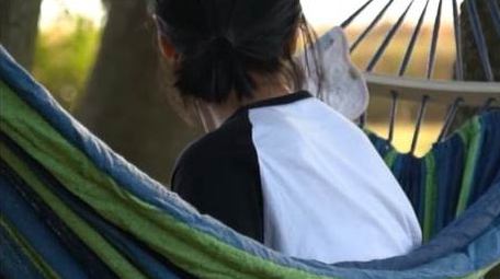 人文生活家庭陪伴周末吊床上惬意玩耍