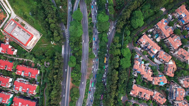 航拍俯瞰堵车的公路4k