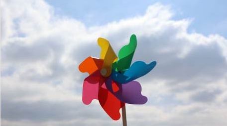 春天蓝天白云随风转动的风车实拍4k