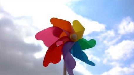 春天蓝天白云随风转动的风车实拍4k