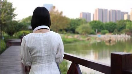 春天在户外公园走动的少女背影4k