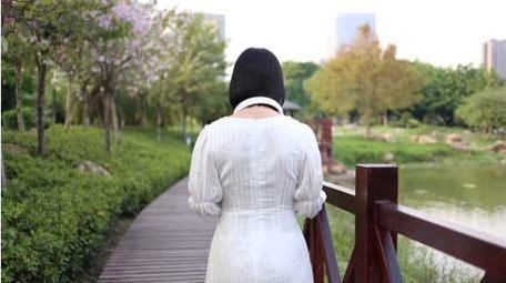 春天在户外公园走动的少女背影4k