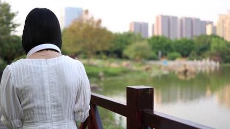 春天在户外公园走动的少女背影4k