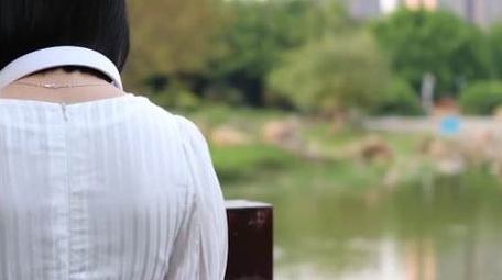 春天在户外公园走动的少女背影4k