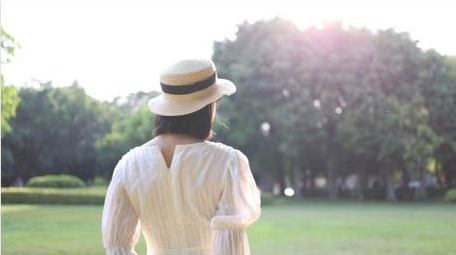 春天户外逆光<strong>少女</strong>背影回眸女生美女实拍4k