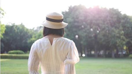 春天户外逆光<strong>少女</strong>背影回眸女生美女实拍4k