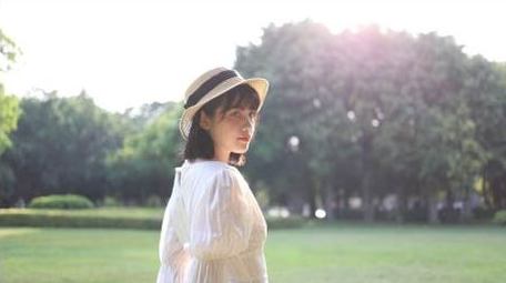 春天户外逆光<strong>少女</strong>背影回眸女生美女实拍4k