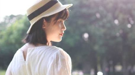 春天户外逆光<strong>少女</strong>背影回眸女生美女实拍4k