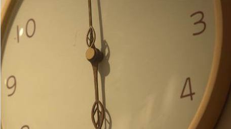 特写时钟转动时间流逝钟表实拍视频