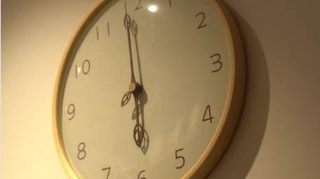 特写时钟转动时间流逝钟表实拍视频