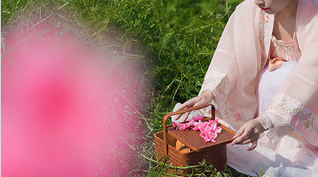 春季桃花林汉服美女奔跑实拍