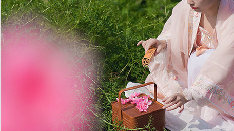 春季桃花林汉服美女奔跑实拍