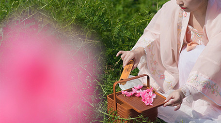 春季桃花林汉服美女奔跑实拍