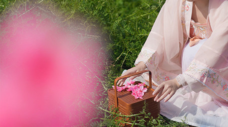 春季桃花林汉服美女奔跑实拍