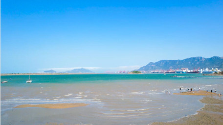 初夏海滨浴场海边沙滩游玩4K航拍