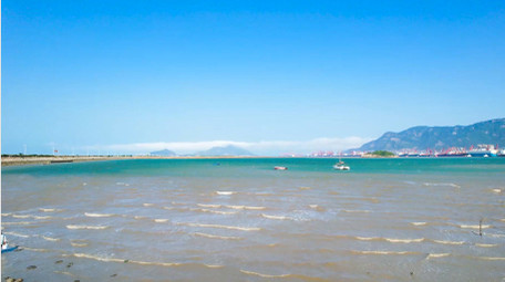 初夏海滨浴场海边沙滩游玩4K航拍