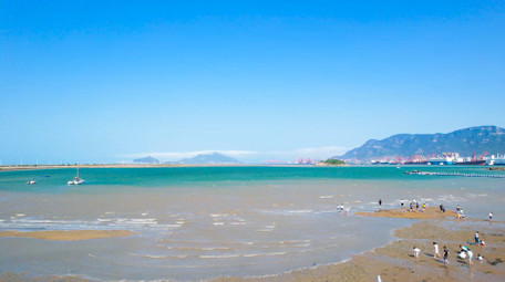 初夏海滨浴场海边沙滩游玩4K航拍