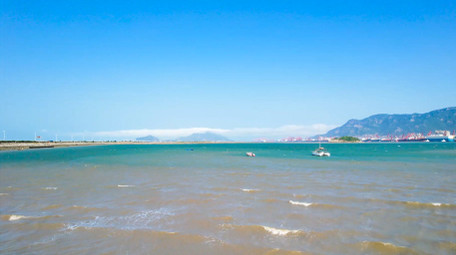 初夏海滨浴场海边沙滩游玩4K航拍