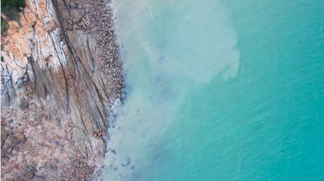 初夏海边度假沙滩游玩4K航拍