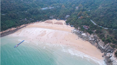 初夏海边度假沙滩游玩4K航拍