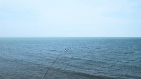 初夏海边度假沙滩游玩4K航拍