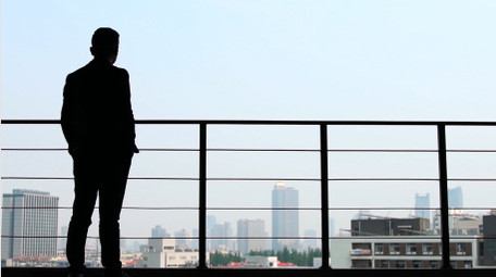 商务人士思考剪影4K实拍