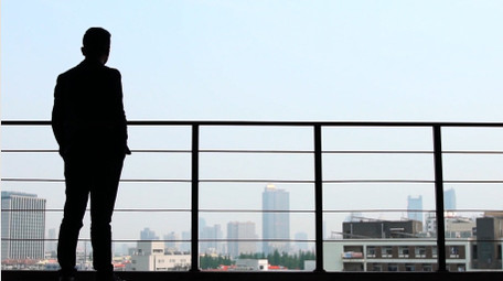 商务人士思考剪影4K实拍