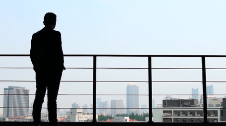 商务人士思考剪影4K实拍