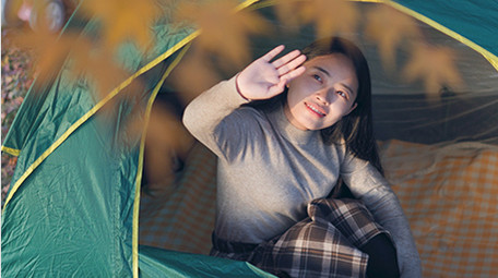 东方人像女孩户外露营看日出实拍