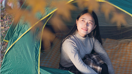 东方人像女孩户外露营看日出实拍