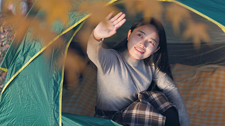 东方人像女孩户外露营看日出实拍