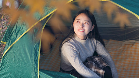 东方人像女孩户外露营看日出实拍