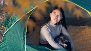 东方人像女孩户外露营看日出实拍