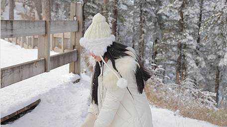 东方人像女孩雪地打雪仗开心玩耍实拍