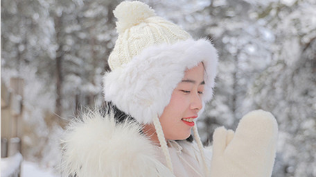 东方人像女孩雪景搓手取暖实拍