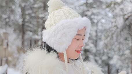 东方人像女孩雪景搓手取暖实拍