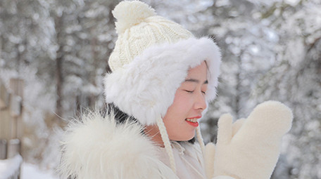 东方人像女孩雪景搓手取暖实拍