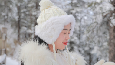 东方人像女孩雪景搓手取暖实拍