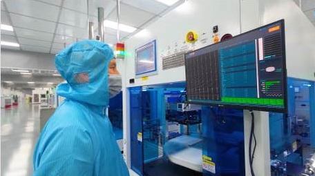 高新科技企业工作人员操作机械化设备实拍