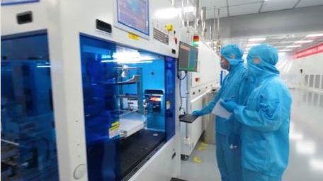 高新科技企业工作人员操作机械化设备实拍