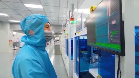 高新科技企业工作人员操作机械化设备实拍