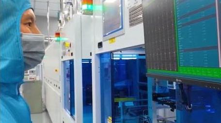 高新科技企业工作人员操作机械化设备实拍