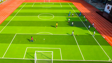 <strong>体育运动</strong>小学生在操场踢足球4K航拍