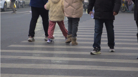 城市人群路口行人过马路4K实拍升格慢动作