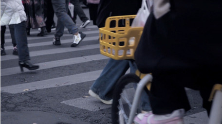 城市人群路口行人过马路4K实拍升格慢动作