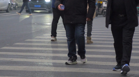 城市人群路口行人过马路4K实拍升格慢动作