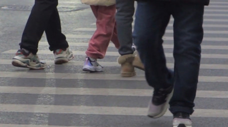 城市人群路口行人过马路4K实拍升格慢动作