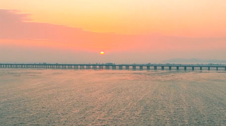 湖面日出自然风光晨曦之光太阳4K航拍