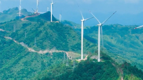 行业运用高山风能蓝天白云延时