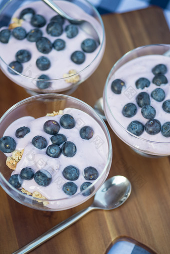 简约风蓝莓牛奶饮品摄影图